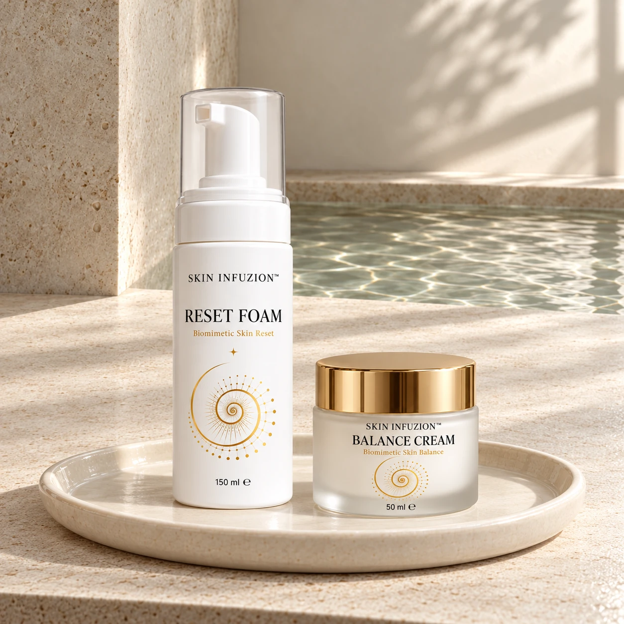 RESET FOAM 150 ml i BALANCE CREAM 50 ml na jasnej ceramicznej tacy.