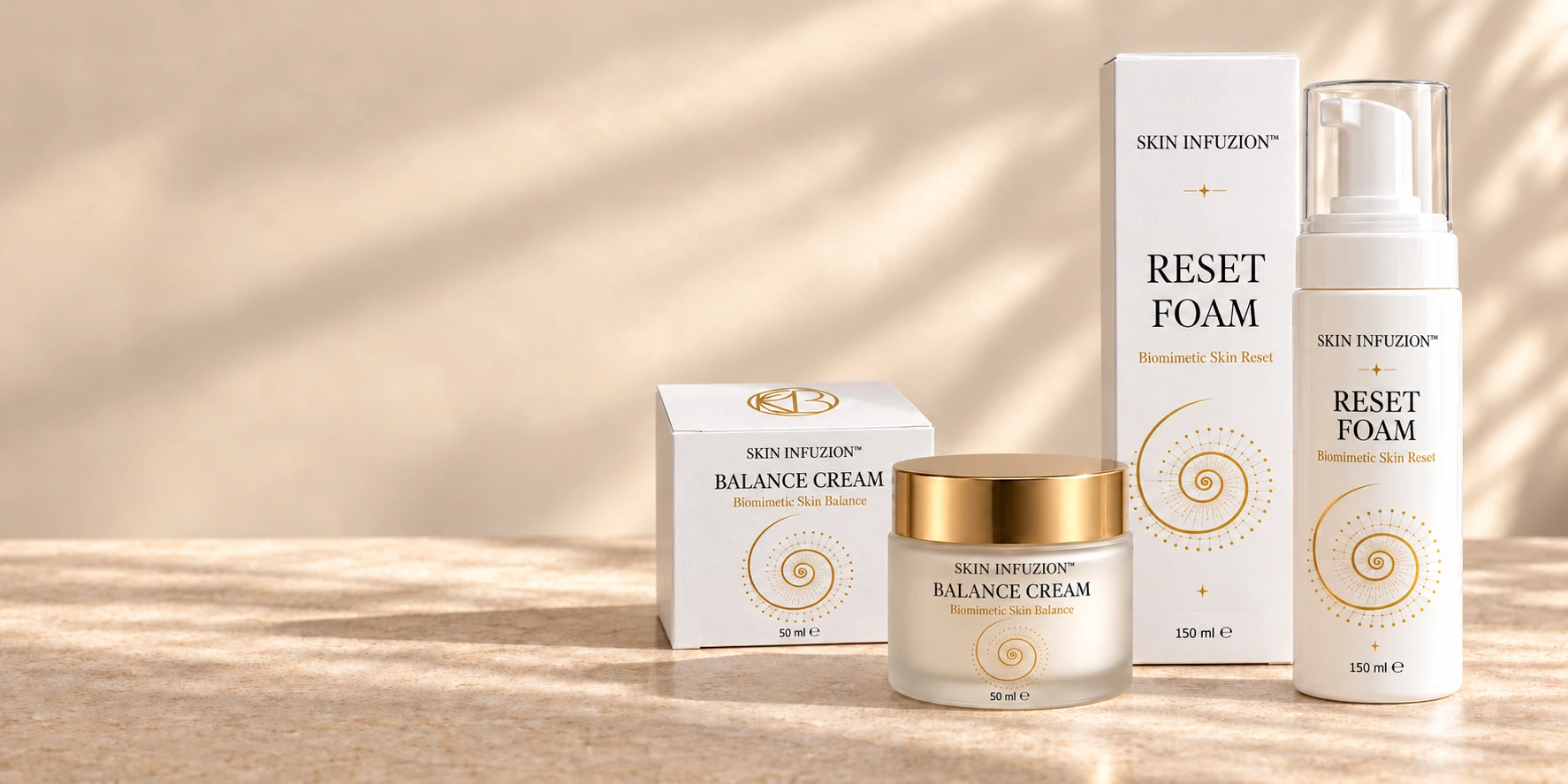 RESET FOAM i BALANCE CREAM wraz z opakowaniami na jasnym kamieniu.